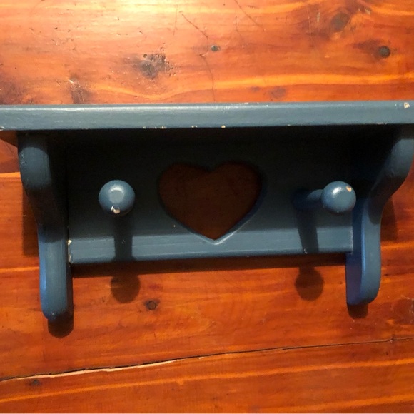9069 Vintage Rustic Shelf Heart Embellished W 2 Hanging Pegs Painted Blue - Picture 7 of 9